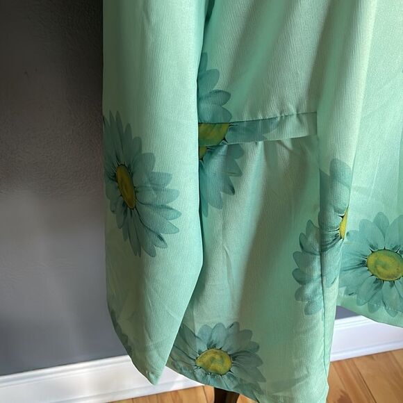 Misslook mint daisy print crewneck tunic. Large. - Picture 3 of 4